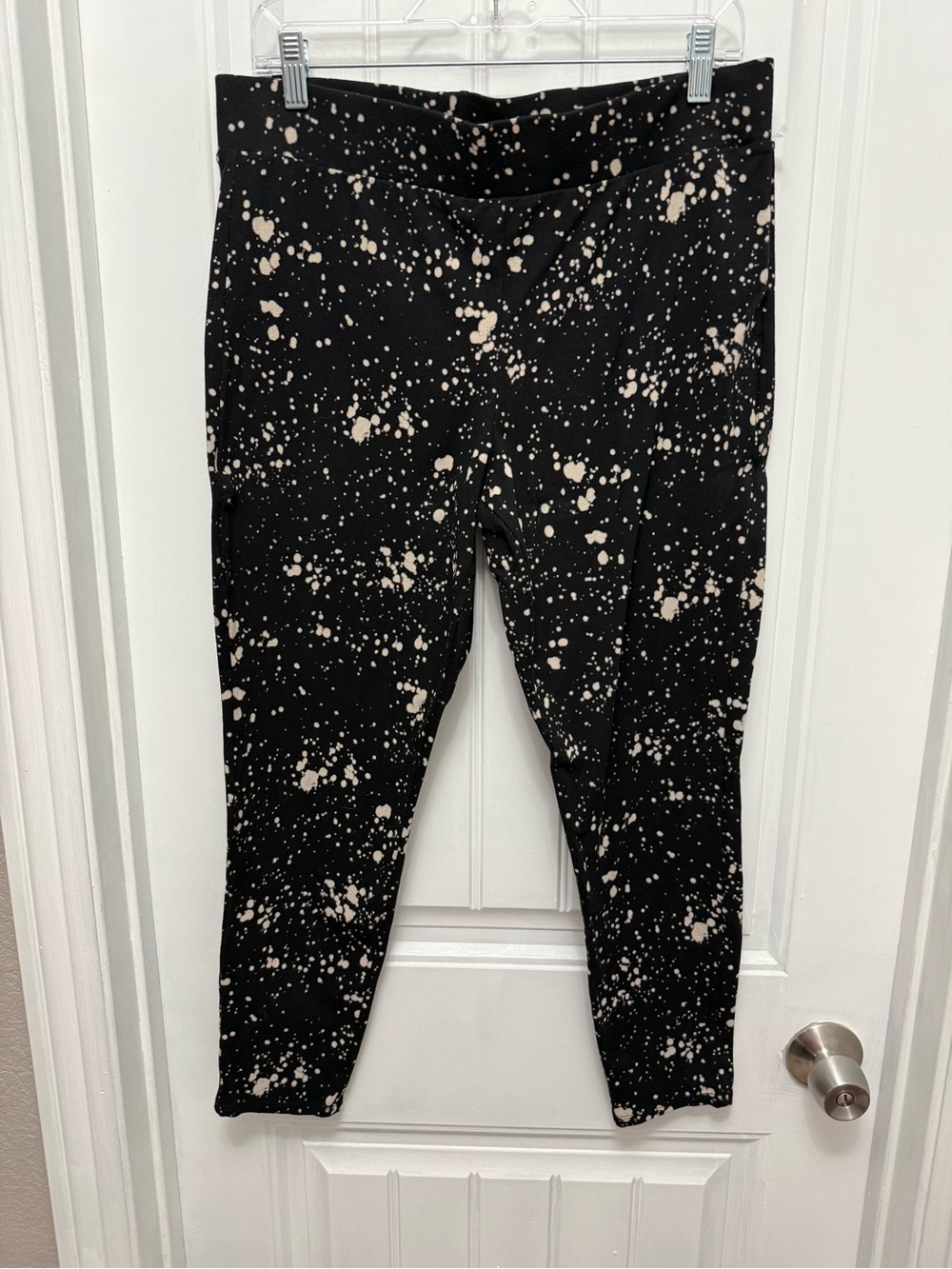 TORRID 2X 18/20 Capri Premium Legging Black Star Clusters Wide Waist (49-9)